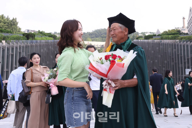 [포토]할아버지 고생하셨어요~