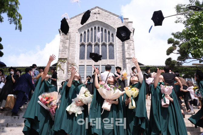 [포토]학사모를 던지며~
