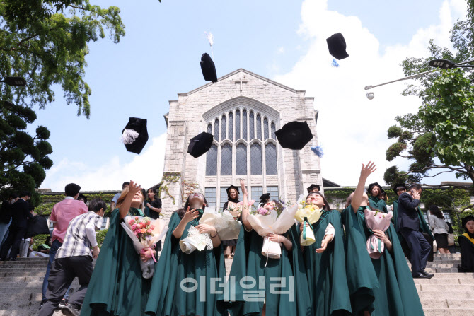 [포토]학사모를 던지며~