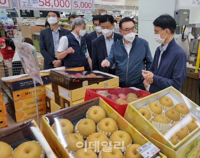 [포토] 추석 수급 및 물가동향 점검하는 우성태 농업경제대표