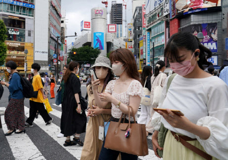 일본, 코로나 무증상자 외출 허용 검토…"마스크 등 최소 방역지침"