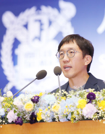 '필즈상' 허준이, 모교 졸업식 축사…"길 잃음의 연속이었다"