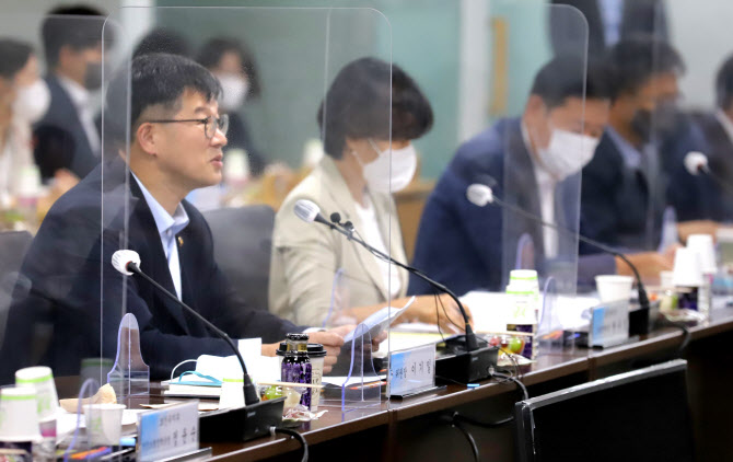 내년도 건강보험료율 첫 7%대, 직장인 '월 2069원' 더 낸다