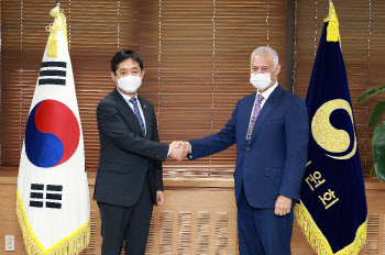 김주현 금융위원장, SC그룹 CEO와 현안 논의