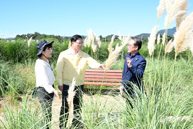 [포토]'천일홍축제' 열리는 양주나리농원 점검하는 강수현 양주시장