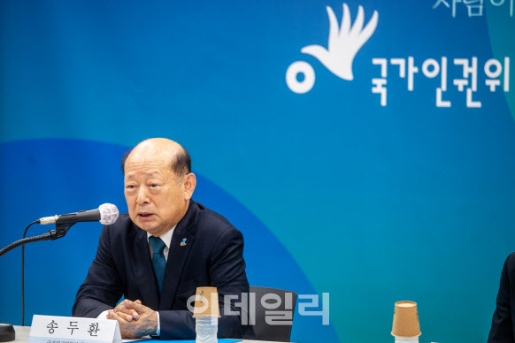 인권위장 “성소수자 이슈로 오해…‘평등법’, 尹정부 성과되길”