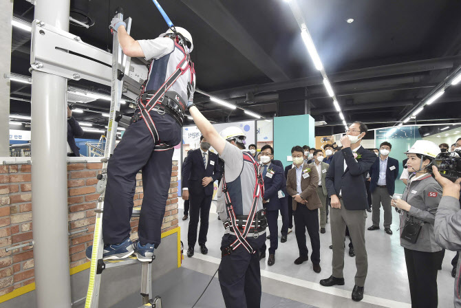 "작업자 안전 의식 높인다"..KT 서비스북부 '안전체험관' 개관