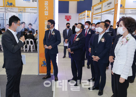 [포토]이장우 대전시장, DSC 공기업·공공기관 취업대전서 청년들 격려