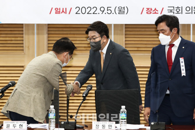 [포토]국민의힘 상임전국위원회, '인사하는 권성동-윤두현'