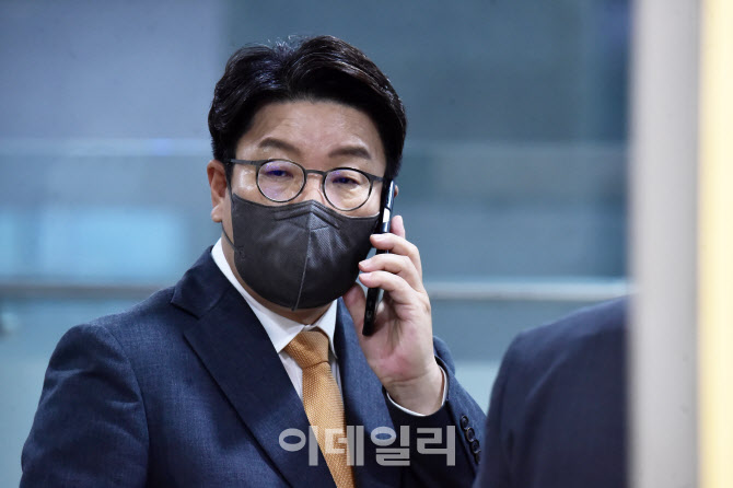 [포토]'누군가와 통화하는 권성동'