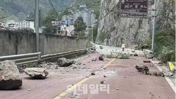 중국 쓰촨서 규모 6.8 지진·7명 사망…여진 세차례 이어져