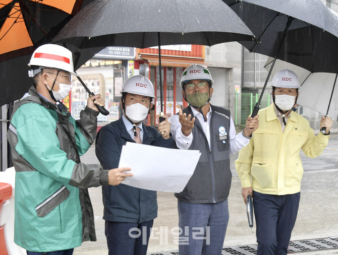 [포토] 건설현장 찾아 '힌남노' 대비하는 이성헌 서대문구청장