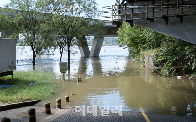 [포토]서울 주요 도로 곳곳 통제...출근길 '혼잡'