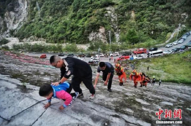 중국 쓰촨 지진 사망자 74명으로 늘어…산사태 우려도