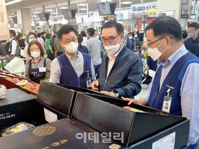 [포토] 농산물 수급상황 점검하는 우성태 농업경제대표