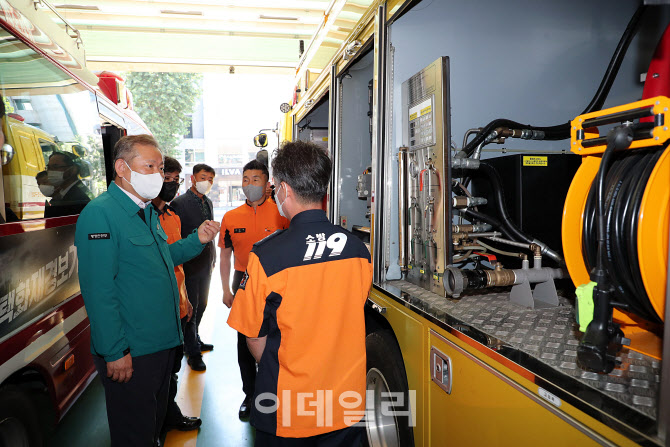 [포토]소방장비 점검하는 이상민 행안부 장관