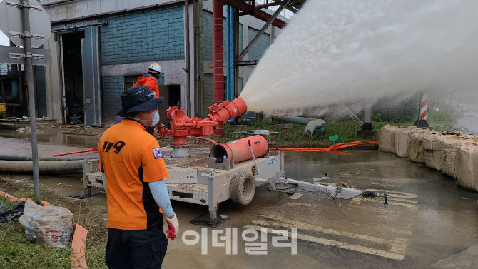 [포토]소방청, '포스코 복구에 총력...대용량포방사시스템을 투입'