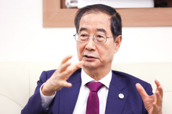 韓총리, ‘文정부 태양광 표적조사’ 지적에 “제도 바꾸기 위한 것”