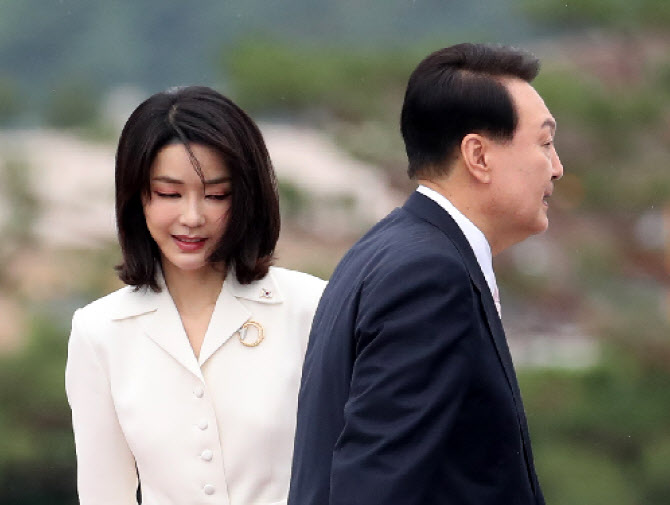 "김건희 여사 최고의 뉴스메이커, 대통령 '저리가라' 수준"