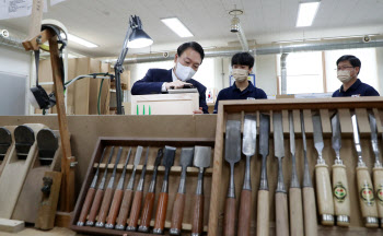 尹대통령 “사업현장 기술 인력, 고도성장 이끈 주역”(종합)