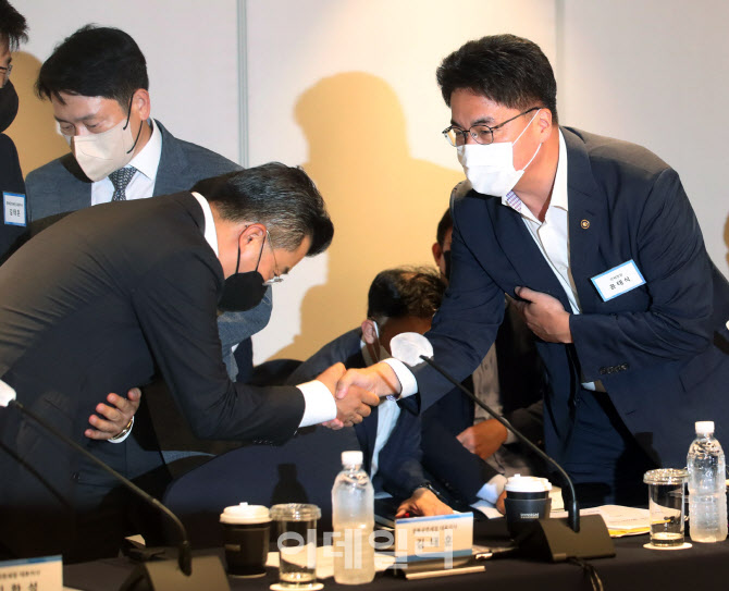 [포토] 면세업계 간담회 참석하는 유태식 관세청장