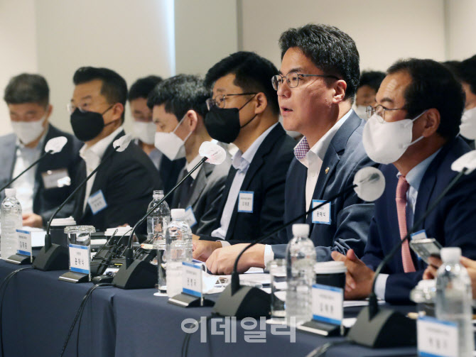 [포토] 면세업계 간담회 갖는 윤태식 관세청장