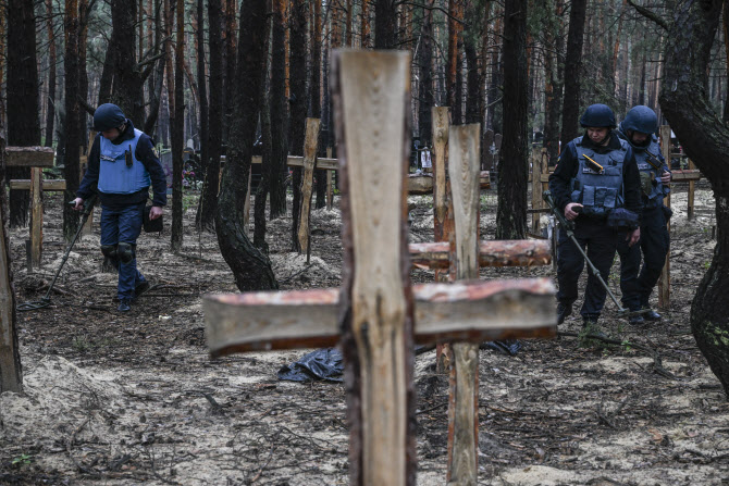 우크라이나, 탈환한 하르키우에서 450명 매장지 발견…젤린스키 “민간인 학살 의심”