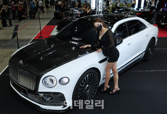 [포토]관람객 몰고 다니는 레이싱 모델들