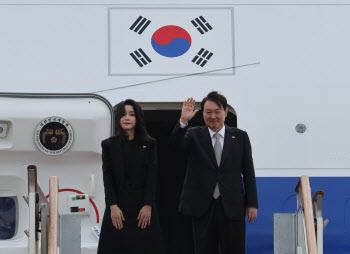 “집단적 망상” vs “조사 받아라”…새 영빈관 ‘김건희 연루’ 공방
