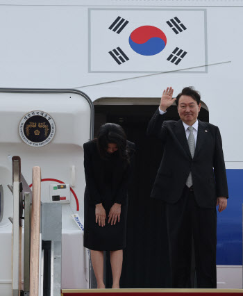 두 번째 순방 나선 尹대통령…英·美·加서 조문·경제외교 돌입(종합)