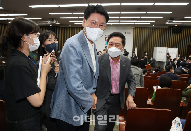 [포토]의원총회, '인사 나누는 장제원-김기현'