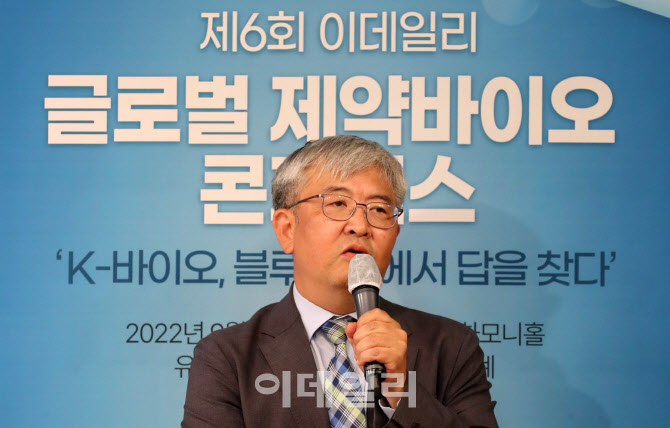 [포토]'면역조절 기반 신개념 범용성 폐렴 치료제 개발'을 주제로 강연하는 이도영 비엘 본부...