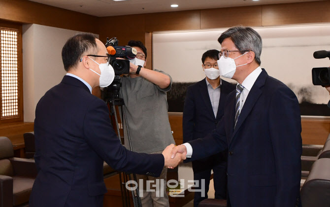 [포토]악수하는 이원석 총장-김명수 대법원장