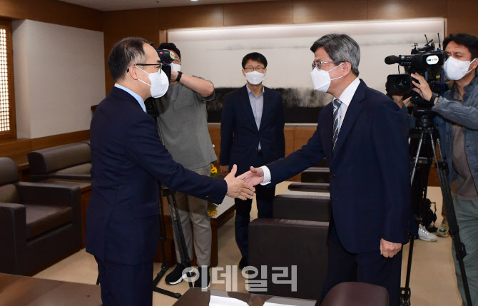 [포토]악수하는 이원석 검찰총장-김명수 대법원장