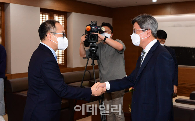 [포토]이원석 검찰총장-김명수 대법원장 악수