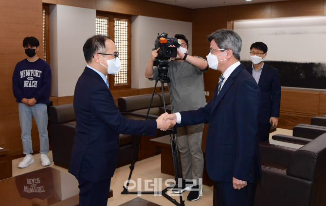 [포토]인사 나누는 이원석 검찰총장-김명수 대법원장