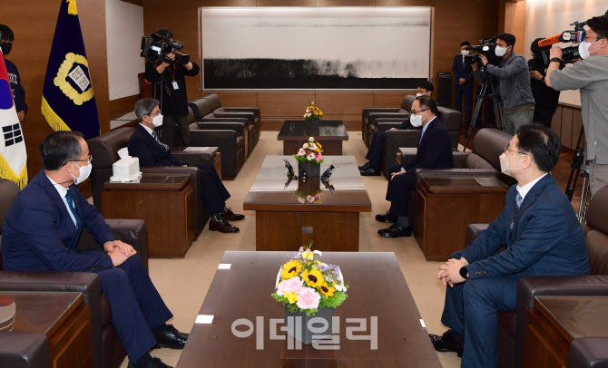 [포토]김명수 대법원장 예방한 이원석 검찰총장