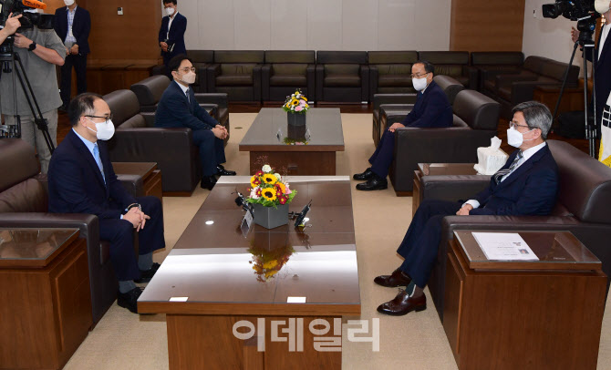 [포토]이원석 검찰총장, 김명수 대법원장 예방