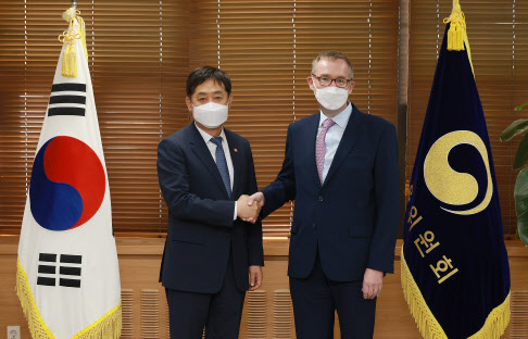 김주현 금융위원장, 주한 영국 대사와 금융 현안 논의
