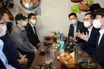 한기정 첫 현장행보는 ‘치킨집’…“자율규제로 배달앱·점주·소비자 윈윈”