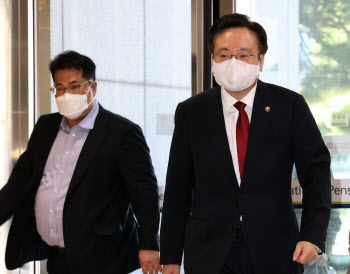 조규홍 복지장관 후보자, 공무원 연금 받으면서 EBRD서 11억 받아