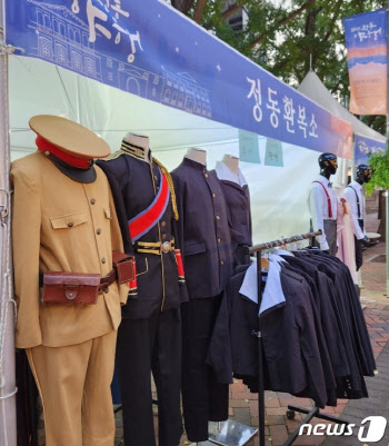 서울시 행사에 웬 일본천황·헌병복 대여?…市 "업체 계약 위반"