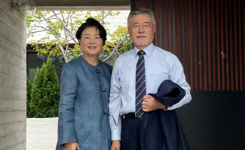 "이게 머선 129!!!"…文, 책 추천할 때마다 '들썩'