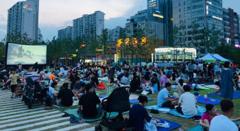 "가을 밤하늘 아래 잔디밭에 앉아 영화 한편 감상하시죠"