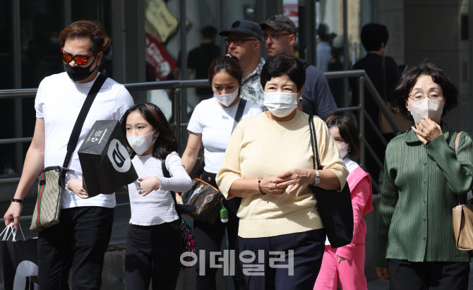 [포토]마스크 착용 의무 해제 됐지만 여전히 불안해