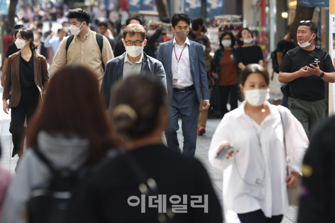 [포토]마스크 쓴 채 이동하는 시민들
