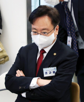 11억 소득에 공무원연금 1억 수령, 기부금은 13만원