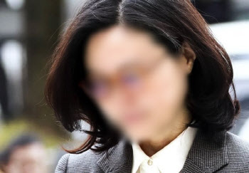 정경심, 650일 만 1개월 석방에… 고민정 등 “늦었지만 다행”