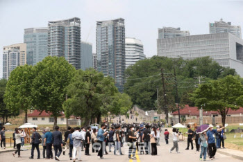 용산공원 임시개방 논란…국토부 "연내 개방" vs 야당·환경단체 "저지法 개정"