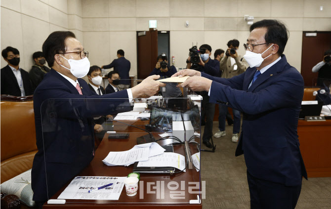 [포토]증인 선서문 제출하는 이용표 한국승강기안전공단 이사장